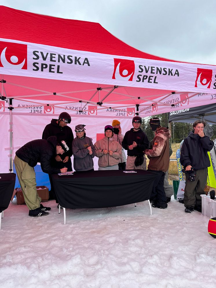 241005-Kläppen-autografsignering-freeski-snowboard-foto-Daniel-Bernstål.jpeg
