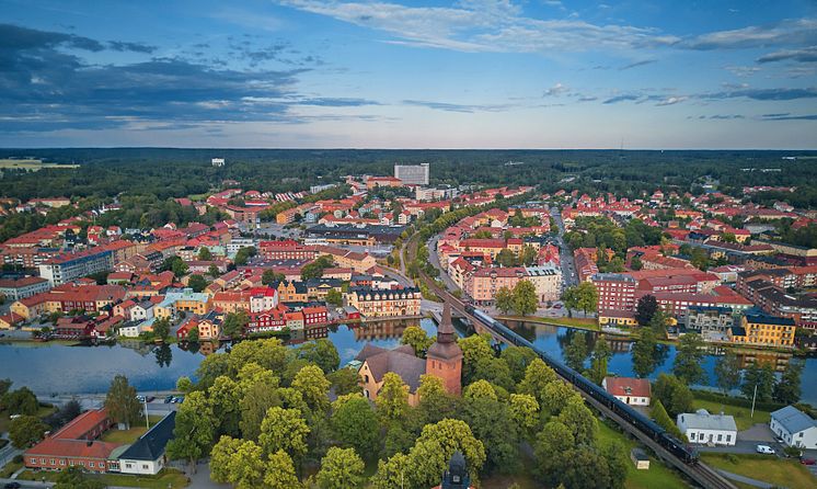 Eskilstuna drönarbild Fors kyrka sommar