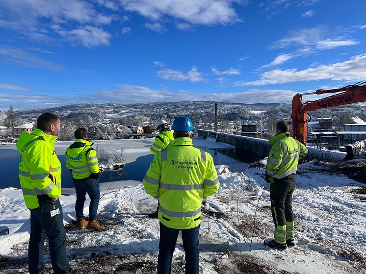 Helge Bergstrøm i Ringerikskraft Produksjon besøker sagdammen sammen med ØMF Asker Entreprenør