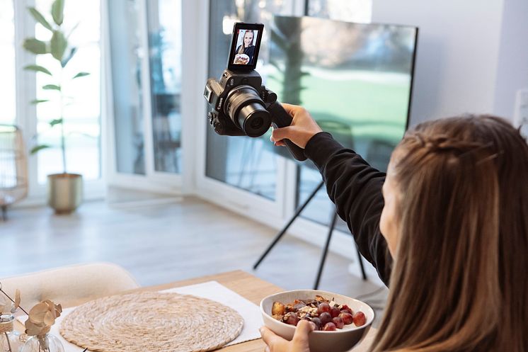 EOS R50_lifestyle-selfie-shooting-tripod-grip