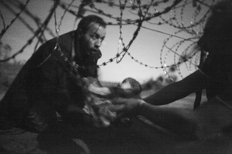  World Press Photo of the Year   Warren Richardson, Australia Hope for a New Life, 28 August, Serbia/Hungary border