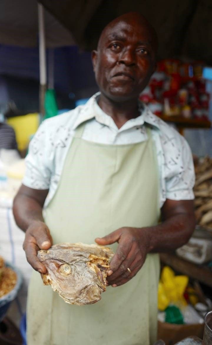 Norske tørrfiskhoder på marked i Gabon