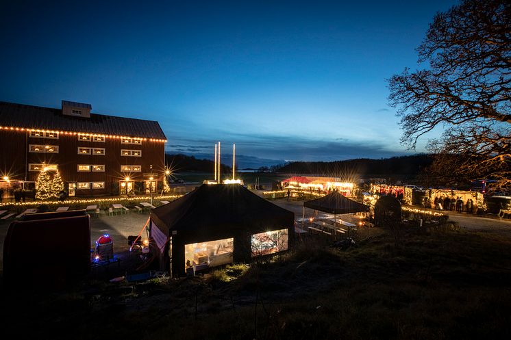 Under julmarknaden är det utställare både inom- och utomhus