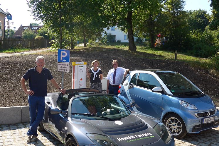 Foto: Bayernwerk-Kommunalbetreuerin Silke Mall und Feldafinger Bürgermeister Bernhard Sontheim (rechts) nehmen die öffentliche E-Ladesäule in Betrieb.