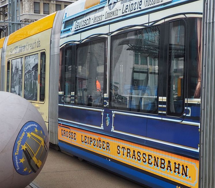 Eine Straßenbahn wirbt für das Jubiläum "150 Jahre Straßenbahn in Leipzig"