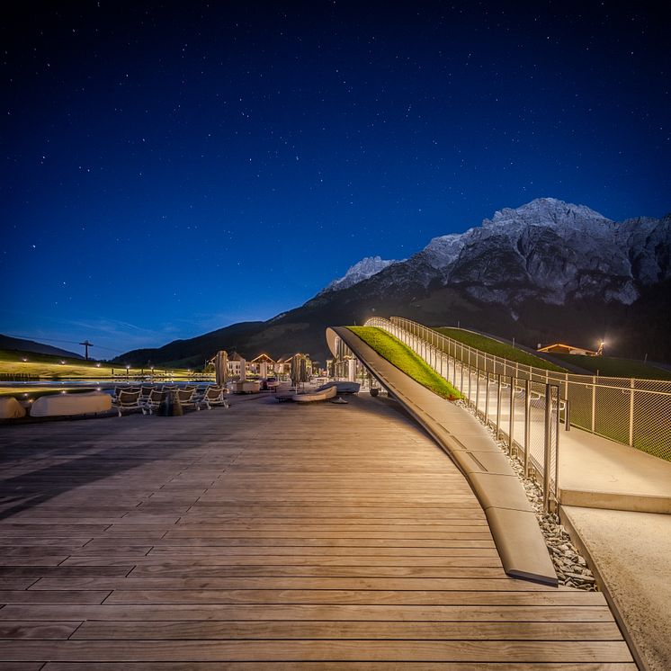 Wellness Terrasse mit Holz: „ATMOSPHERE by Krallerhof