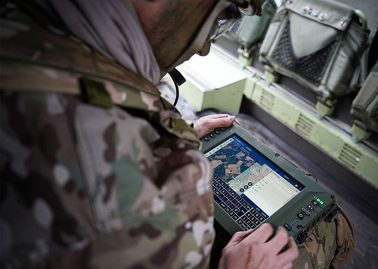 img1217_01_ww_soldier-using-sitaware-frontline-in-vehicle.jpg