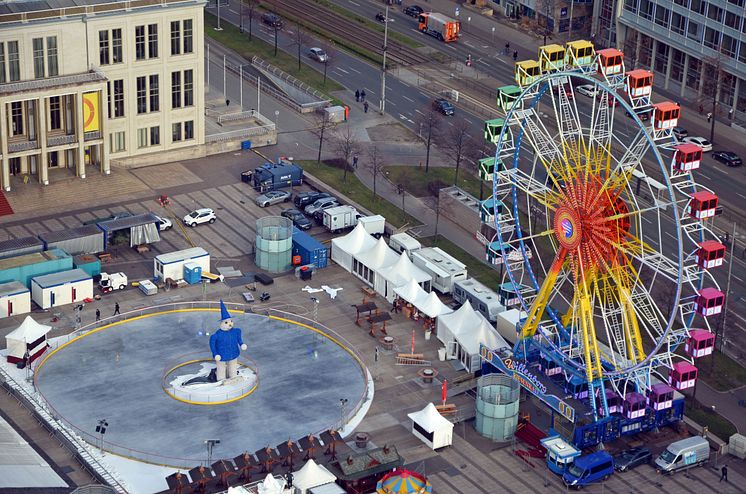 Der "Leipziger Eistraum" mit Blick auf das Riesenrad und die Eisbahn - Foto: Isabell Gradinger