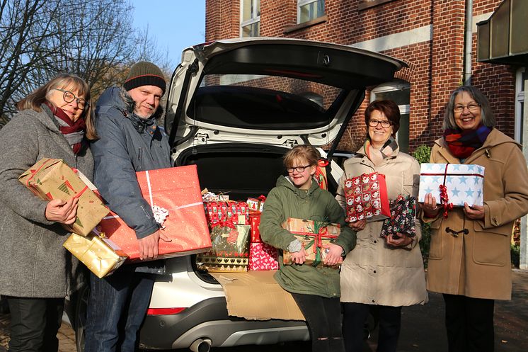 Christel Diebel, Matthias Krause und Luisa Rein (alle Hephata) freuen sich über die Geschenke der Hanauer Zonta-Frauen Birgit Massin-Erbe und Claudia Borowski (von links).