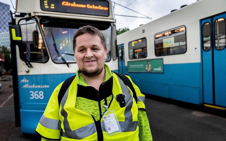 Hannes Eriksen strålar av glädje efter att ha fått köra en av vagnarna runt bangården Bild Maria Steen
