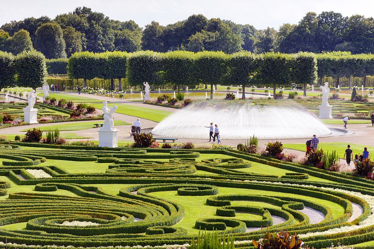 Hannover_Herrenhäuser_Gärten,_Großer_Garten_mit_Springbrunnen