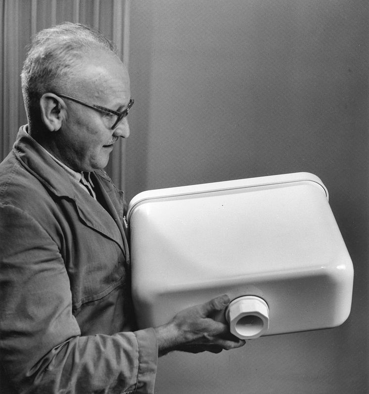 Technical Advisor with early plastic cisterns   1950s (HISTORY 150YoT)_Original