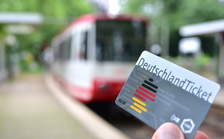 10_Fahrgäste in Stadtbahnhaltestelle_b.jpg
