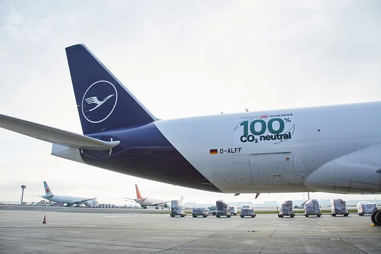 First CO2-neutral freight flight Lufthansa Cargo and DB Schenker start 