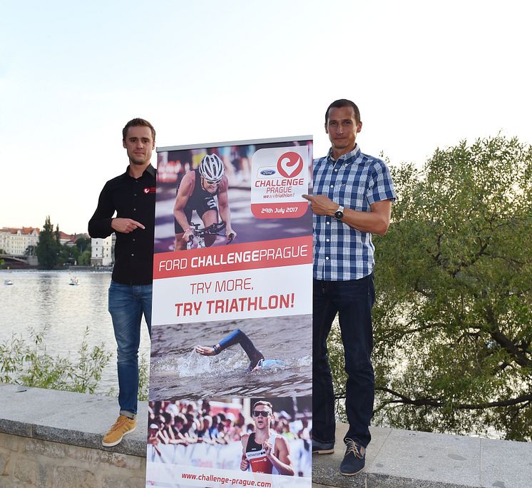 Filip Ospalý (vpravo) a Nico Kronfoth, člen řídícího výboru série Challenge Family, zvou na historicky největší triatlonovou událost v České republice.