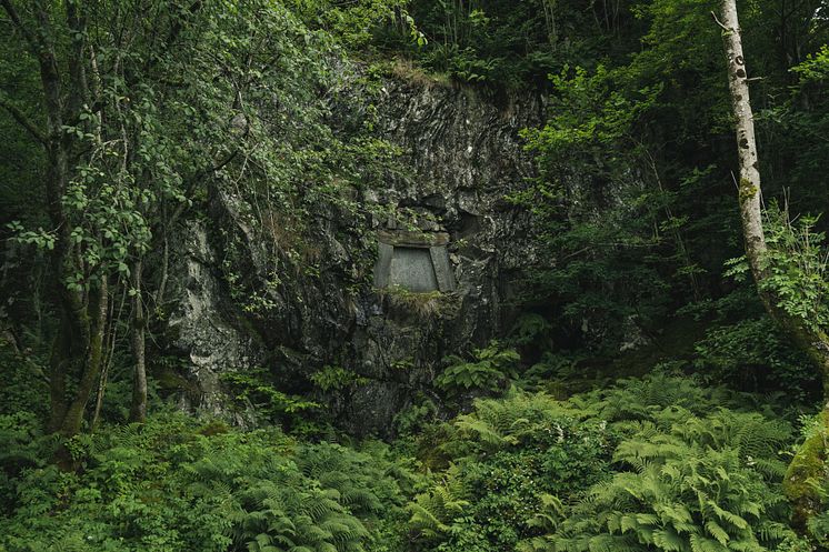 Gravstedet for Nina og Edvard Grieg / The grave site at Troldhaugen. 