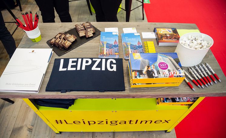 Informationsmaterial und "Kalter Hund" an Leipzigs Stand auf der IMEX 2019