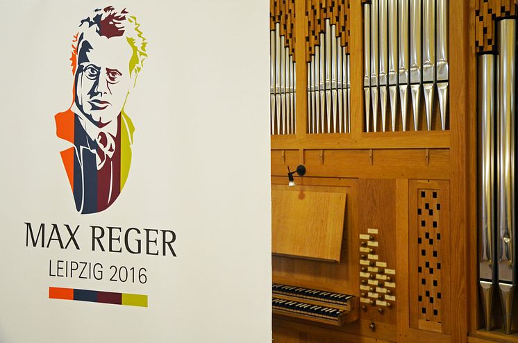 Logo "Max Reger Festjahr 2016" vor der Orgel im Kammermusiksaal der HMT Leipzig