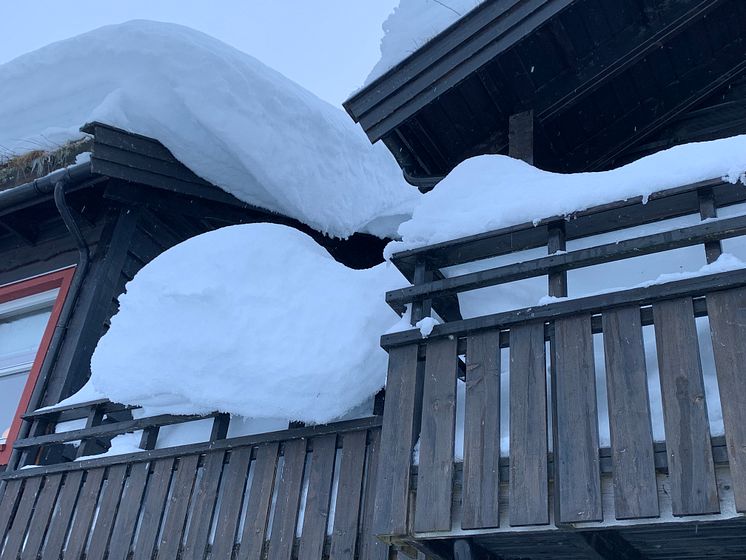 Tung og mye snø kan også medføre fare for terrasser og uthus. Bilde tatt i februar 2022