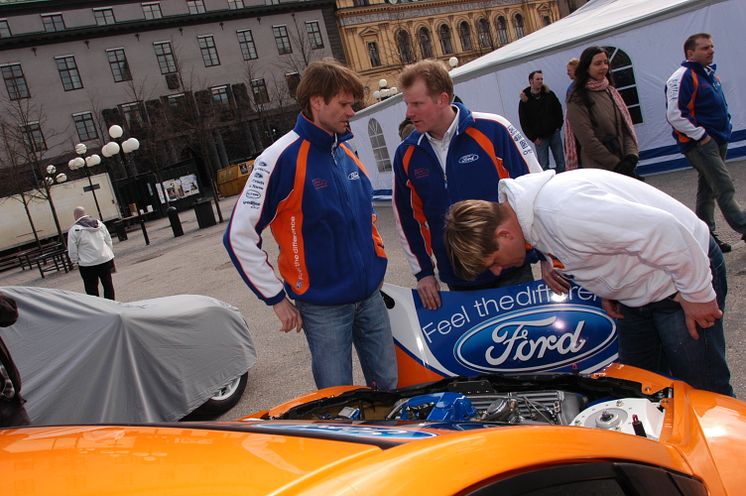 Tre rutinerade motorsportsprofiler samtalar under presskonferensen i Kungsträdgården, Stockholm den 16 April