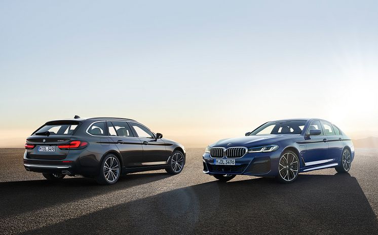BMW 530e xDrive Sedan, Phytonic blue metallic, M Sport -paketti, ja BMW 530i Touring, Sophisto grey metallic