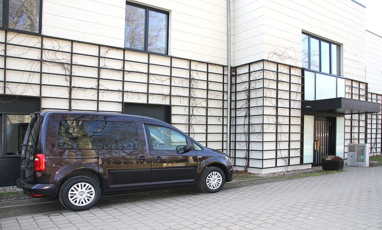 Spende an Bärenherz:  Aktion Kinderträume übergibt rollstuhlgerechten VW Caddy 