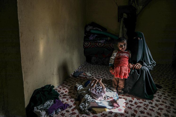 Suha* at home with her sister Manar*, 2.5, and their mother Mariam*, 26, Taiz, Yemen