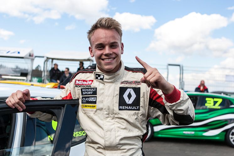 Nicklas Oscarsson i mästerskapsledning i Renault Clio Cup