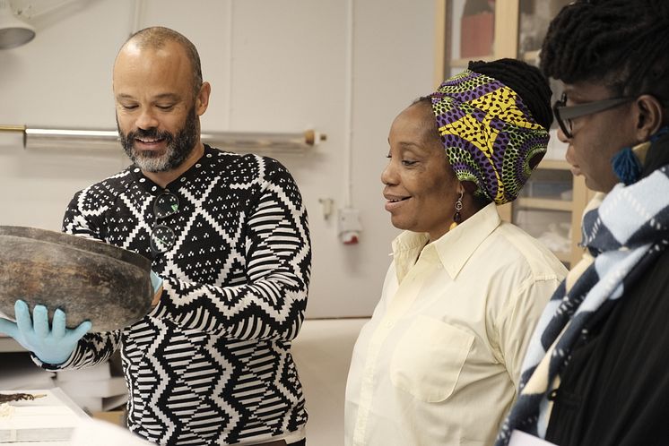 Afrikaintendent Michael Barrett med Mulenga Kapwepwe och Samba Yonga från Women's History Museum of Zambia.