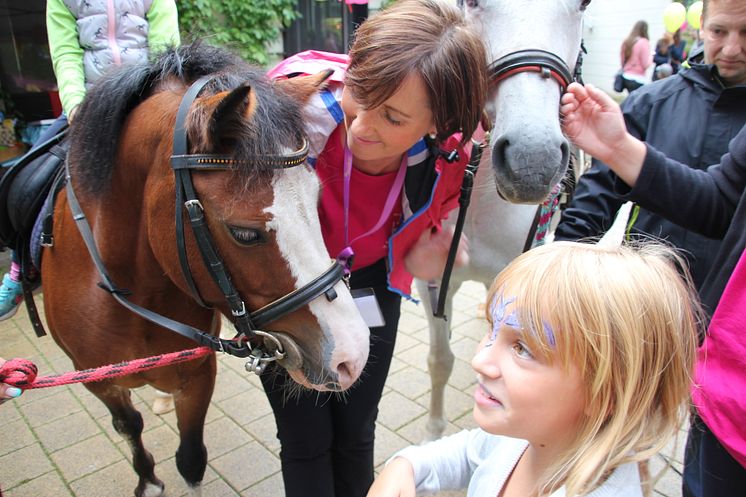 Tag der offenen Tür im Kinderhospiz: Bärenherz-Familienfest lockt mehr als 1.500 Besucher in den Kees’schen Park