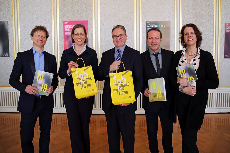 Mario Schröder, Dr. Skadi Jennicke, Prof. Ulf Schirmer, Cusch Jung und Franziska Severin stellten die Höhepunkte der Saison 2018/2019 der Oper Leipzig vor (v.l.)