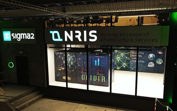 Superdatamaskinen Olivia sett gjennom vinduet til Simga2s datahall hvor hun står plassert. 