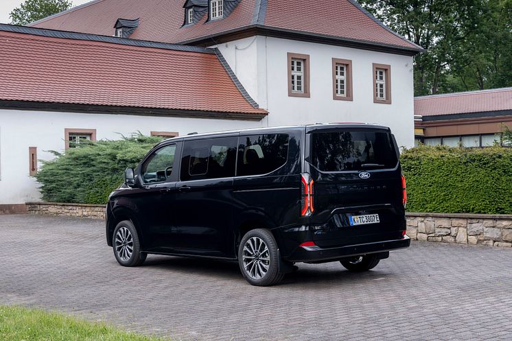 Ford E-Tourneo Custom_Titanium_X (3).jpg