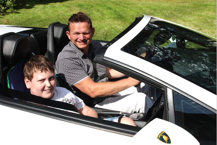 Ein aufregender Nachmittag im Bärenherz: Kinder mit Dr. Schuh im Lamborghini unterwegs