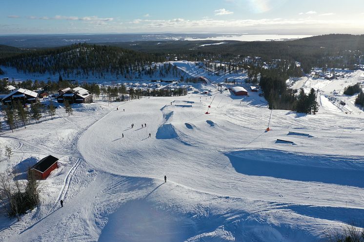 Snowparken har en genomtänkt design med hopp, rails och boxar i olika svårighetsgrader – så att alla kan utvecklas