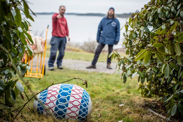 Per Agélii och Johan Zetterquist placerar ut ägg