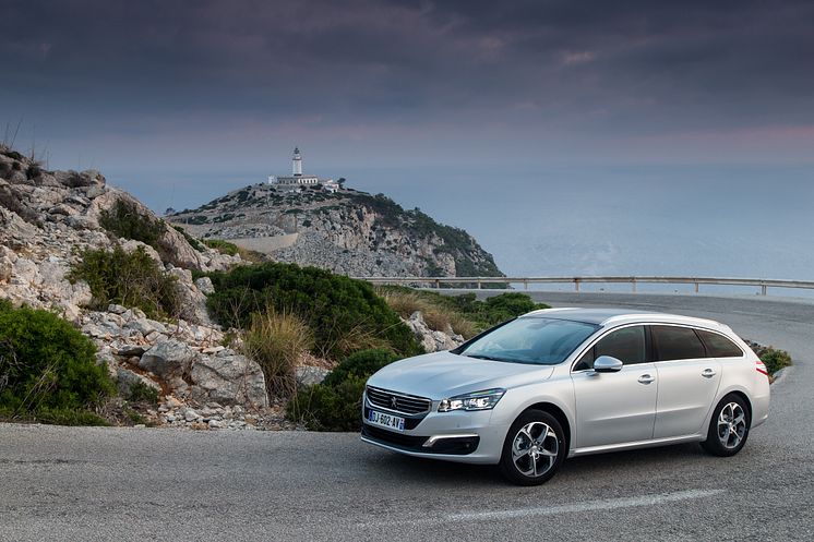 Sverigepremiär för sportigt eleganta Peugeot 508 -nytt utseende, klassledande förbrukning och nya automatlådor