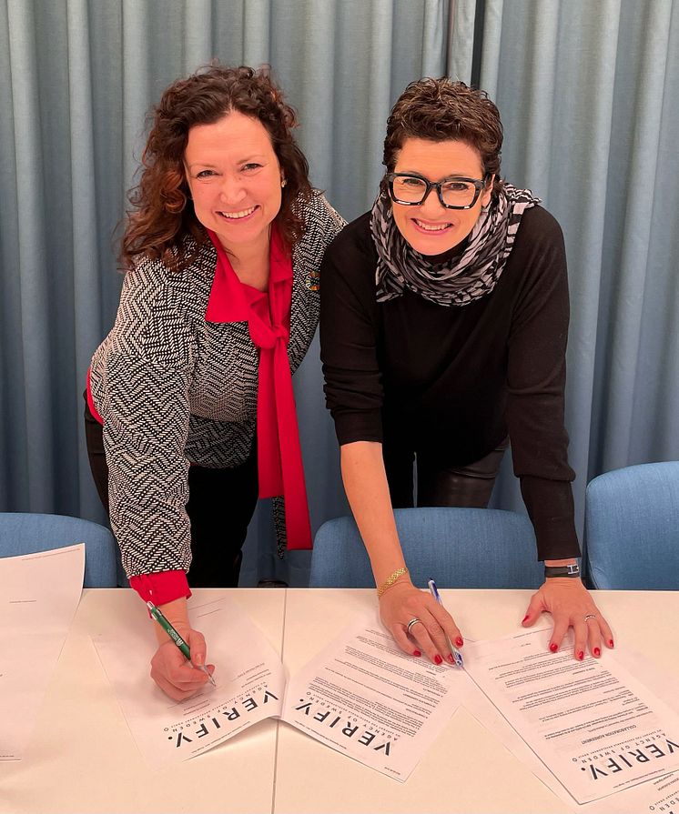 Eva Vati och Jessika Klingspor signerar avtal