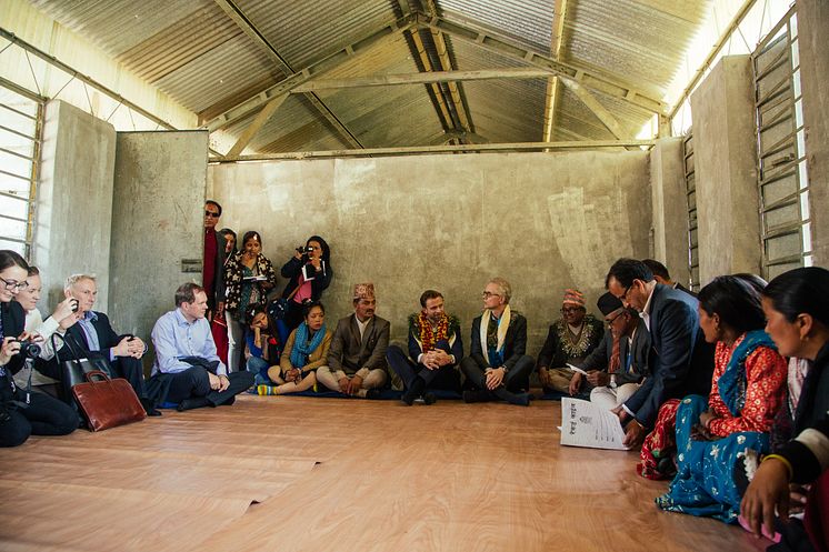 Innendørs - Utviklingsminister Nikolai Astrup åpnet Shree Devitar Basic School i Dolakha i Nepal