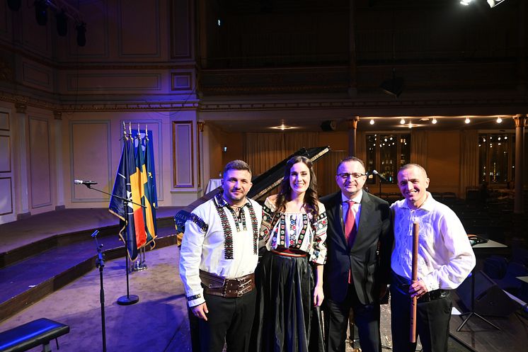Directorul ICR Stockholm Bogdan Popescu, alaturi de artistii Irina Sarbu si Fratii Cazanoi.jpg