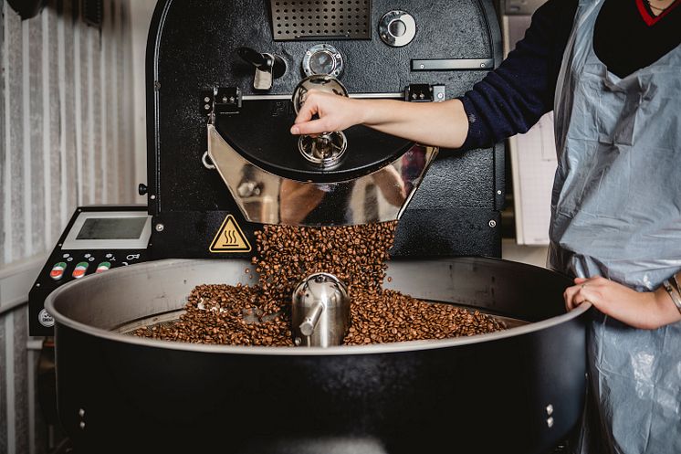 Ein Kaffee der Schule macht. Schülerin beim Röstvorgang in der Louisenlunder Rösterei