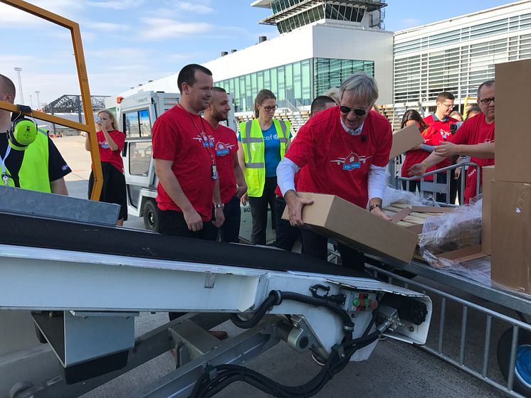 Norwegians koncernchef Bjørn Kjos lastar på nödhjälp inför flygningen mot Jemen