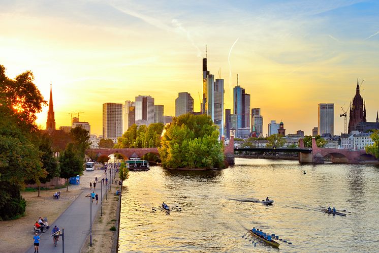 Frankfurt am Main_Frankfurt_Main_Das_Mainufer_und_die_Skyline_im_Sonnenuntergang
