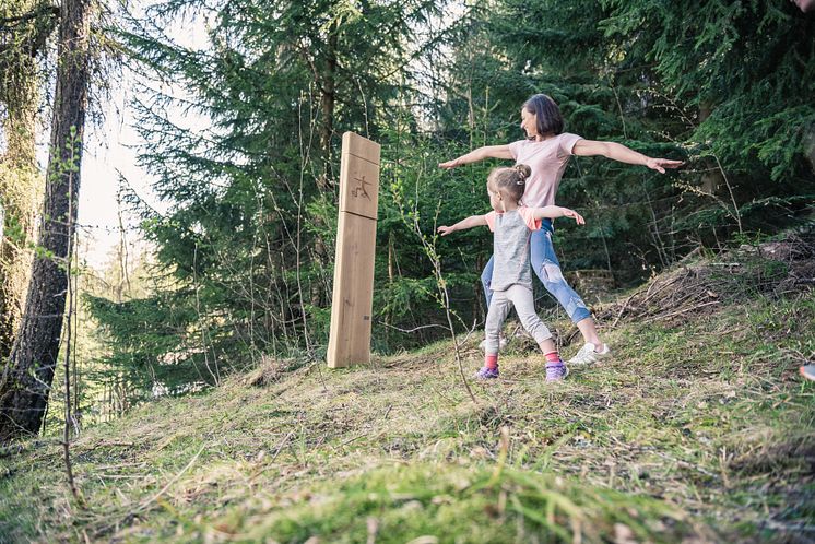 yoga_guerrier_prof_enfant_sentier yoga_veysonnaz©lindaphoto.ch