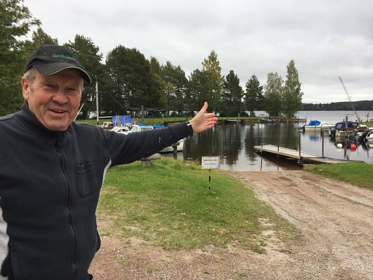 Anders Niss välkomnar till båthamnen i Västanvik