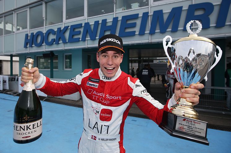 Nicolaj Møller Madsen med sølv pokal ved Audi Sport TT Cup premieren på Hockenheim