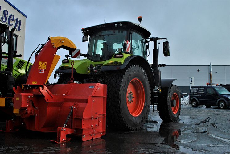 CLAAS ARION 660 med Duun snøfres