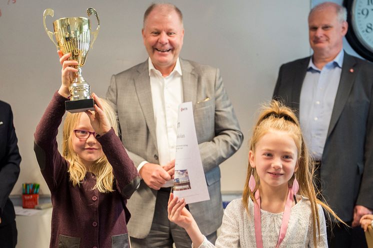 Julia och Agnes från Pilgrimsskolan tar emot Lilla säkerhetspriset av MTR Nordics VD Peter Viinapuu. (Högupplöst)