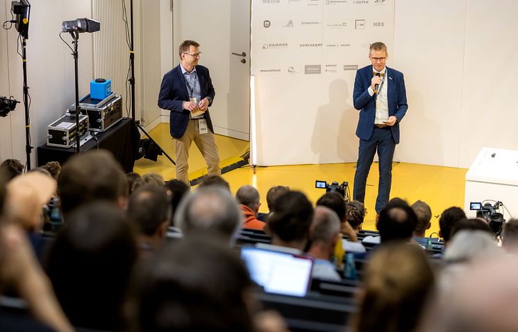 Malte von Lüttichau (l.) von RM Rudolf Müller Medien GmbH und Prof. Alexander Stahr von der HTWK Leipzig begrüßten die 200 Gäste am Mittag des ersten Veranstaltungstages.