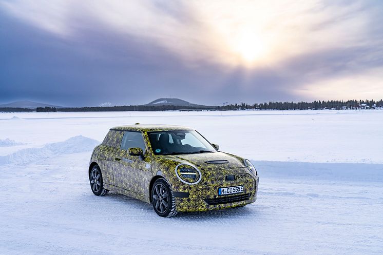 Neste generasjon elektriske MINI testes på nordisk is og snø